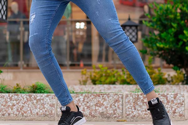 استفاده از حرکات کششی پا برای نرم کردن شلوار جین